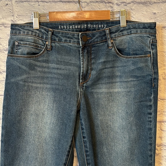 Articles of Society Low Rise Flare Leg Raw Hem Medium Wash Blue Jeans - Size 30 - Picture 2 of 14